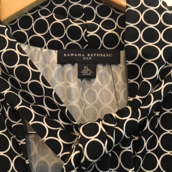 Banana Republic silk shell with tie - Picture 2 of 8
